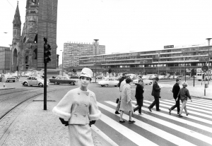 F.C. Gundlach, Biggi in einem Kostüm von Uli Richter vor dem Breitscheidplatz mit Gedächtniskirche und Bikini-Haus, aus der Serie „Die Weitwinkel-Perspektive“, Berlin (West), 1963  © F.C. Gundlach / Stiftung F.C. Gundlach